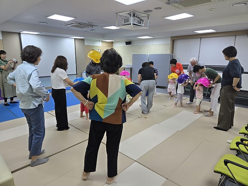 아이와 할아버지·할머니, 함께 운동해요
