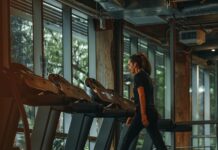 체중 감량과 건강 관리를 위한 겨을철 운동법 a woman running on a treadmill in a gym