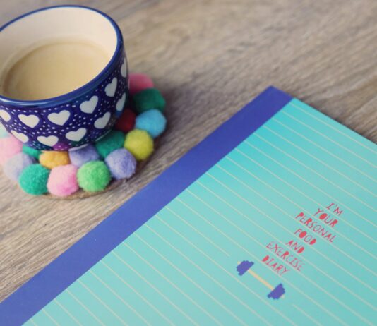 체중 감량에 효과적인 겨울철 운동 루틴 blue ceramic cup on tabletop