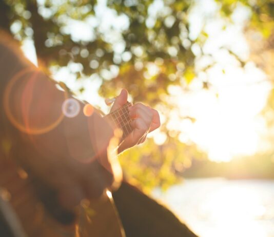 겨울 우울증 예방을 위한 생활 습관 person playing guitar