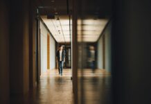 건강한 몸을 유지하기 위한 과학적인 생활 습관 man walking towards opened door