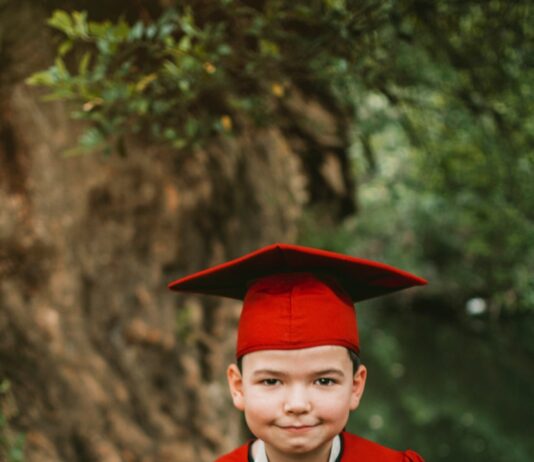 드림스타트, 취약계층 아동에게 졸업·입학선물 지원 boy in red academic robe