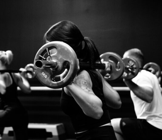 근손실을 방지하는 최적의 운동 및 영양 전략 three person lifting barbels