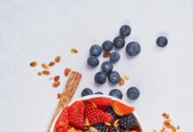 효과적인 다이어트를 위한 단계별 계획 red strawberries and blue berries on white ceramic bowl