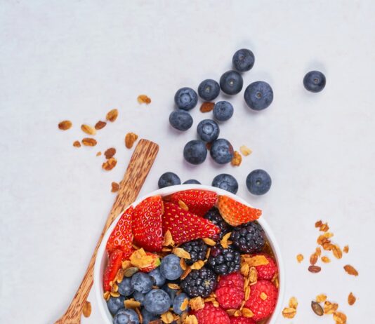 효과적인 다이어트를 위한 단계별 계획 red strawberries and blue berries on white ceramic bowl
