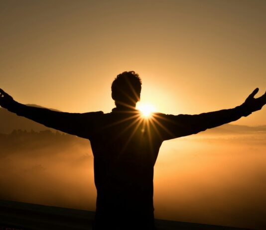암 예방을 위한 생활 습관 Copy silhouette photo of man on cliff during sunset