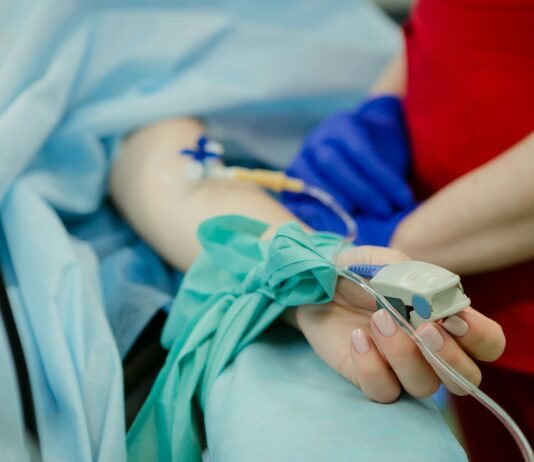 건강한 노화를 위해 지금부터 실천해보세요 person lying on bed and another person standing