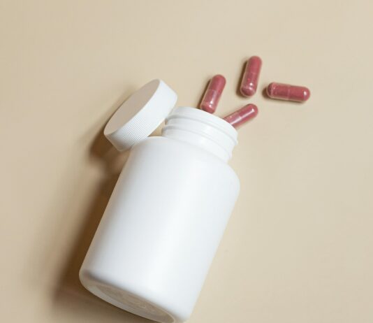 건강한 나를 위한 친구 유산균 a white bottle with red and white pills