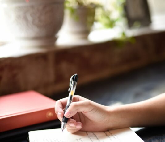 정신건강을 위한 첫걸음! 자기관리하기 a person writing on a piece of paper with a pen