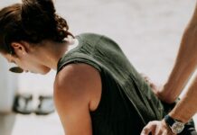 필라테스로 건강한 몸 만들기 person pressing woman's back