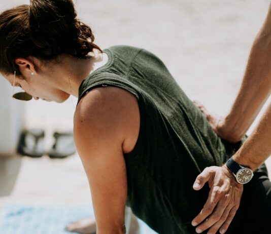 필라테스로 건강한 몸 만들기 person pressing woman's back