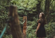 삶의 질을 높이는 정신 건강 돌보기 woman standing beside post