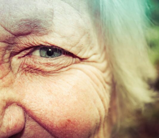 운동과 자연식을 결합한 생활 습관으로 건강하게 장수하기 persons taking selfie