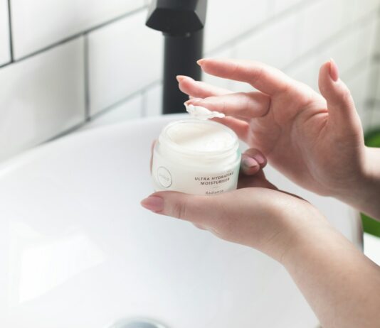 “피부 화장 안 먹는 이유, 속건조 때문일지도 몰라요” person holding white and black plastic bottle