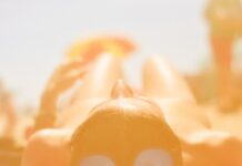 “요즘 따라 유독 입이 마른다?”…단순 갈증이 아닌 ‘체내 열 신호’일 수 있다 yellow rubber duck on white background