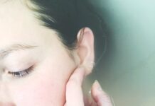 “피부가 얇아지고 예민해졌어요”…원인은 나이도, 날씨도 아닌 ‘장벽 붕괴’ woman soaked in water