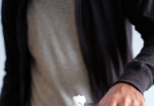 초여름, 건강을 유지하는 방법은? man pouring water in glass