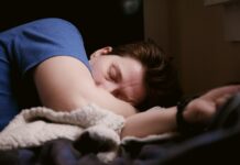 만성피로 증후군 극복, 올바른 접근법으로 활력을 되찾자 woman in blue shirt lying on bed