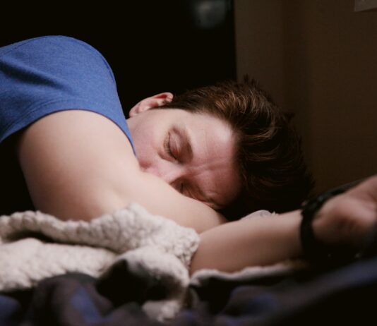 만성피로 증후군 극복, 올바른 접근법으로 활력을 되찾자 woman in blue shirt lying on bed