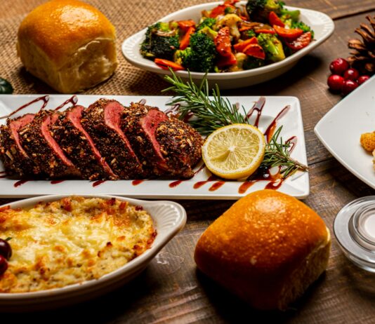 건강한 삶의 시작, 내 몸에 맞는 식단 고르는 법 bread on white ceramic plate beside sliced bread on table