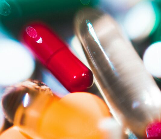 ‘맞춤형 영양시대’, 내 몸에 맞는 영양제·보충제 고르는 법 a close up of a bunch of pills