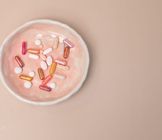 “영양도 맞춤 시대”…일상에서 실천하는 건강한 보충제 활용법 A white bowl filled with pills on top of a table