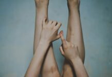 “손발이 늘 차고 저리네요”… 혈액순환 이상일 수 있습니다 two hands reaching up towards each other