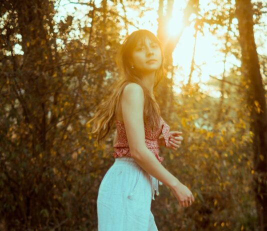 대세는 ‘마음 챙김 걷기’…걷기 운동에 명상을 더하다 woman in white spaghetti strap dress standing on brown soil during daytime