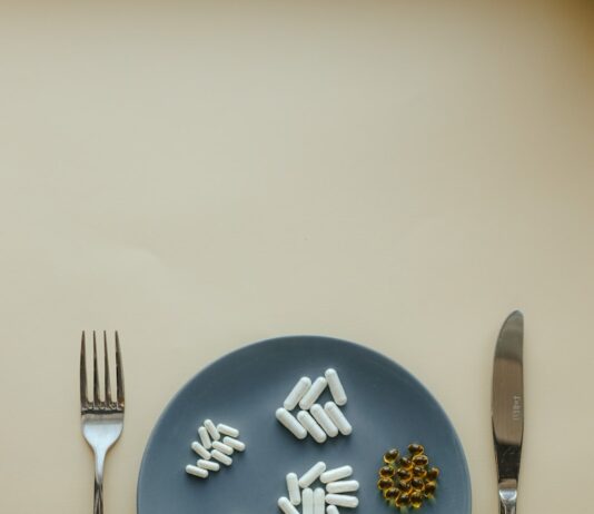 ‘마시는 영양제에서 스마트 보충제까지’… 변하는 건강습관, 현명한 선택법은? a plate with food on it