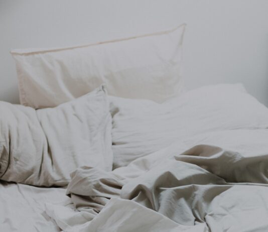 “수면의 질 높이기, 일상 속 작은 변화에서 시작하세요” white pillows and bed comforter