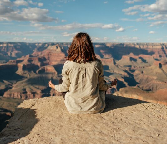 “일상 속 뇌 건강 지키기, 작은 습관이 큰 변화” woman sitting on hill