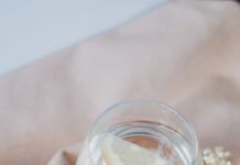 일상에 스며든 ‘웰니스 문화’… 작지만 확실한 건강 습관 만들기 clear glass jar with white liquid inside