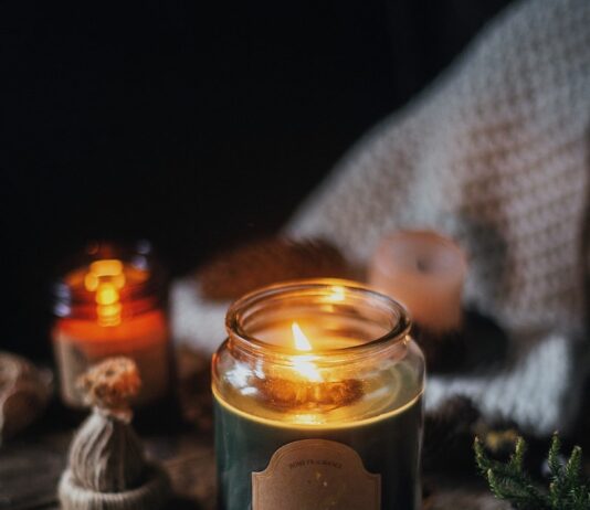 “마음 돌봄”이 새로운 건강 코드…일상에서 실천하는 현대인의 멘탈 웰빙 a candle in a glass jar