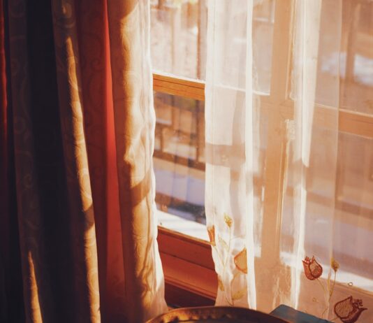 집에서 쉽게 실천하는 건강 수면 루틴… 꾸준함이 핵심 Sunlight streams through a window onto a basket of clothes.