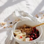 탄단지 균형부터 플렉시테리언까지, 바쁜 일상 속 건강한 식단 실천법 white ceramic bowl with brown and white nuts