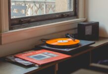 일상 속 스트레스, 다르게 바라보고 똑똑하게 관리하기 gray turntable playing