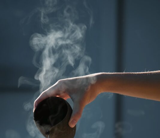 스트레스 관리, 일상 속 작은 변화가 해답 person pouring hot water on white cup