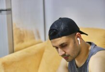 변화하는 여성 건강관리, 일상 속 작은 실천이 큰 힘 된다 a man sitting at a table with a plate of food