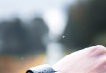 내 손안의 건강 파트너, AI 기반 건강 관리가 바꾼 일상 person wearing Apple Watch at 14:24