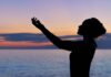 “마음 챙김, 일상 속 작은 변화로 스트레스 관리한다” silhouette of woman raising her right hand