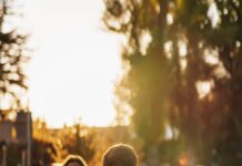 변화하는 여성 건강관리, 일상 속 작은 실천이 큰 변화를 부른다 a group of people sitting on top of a lush green field