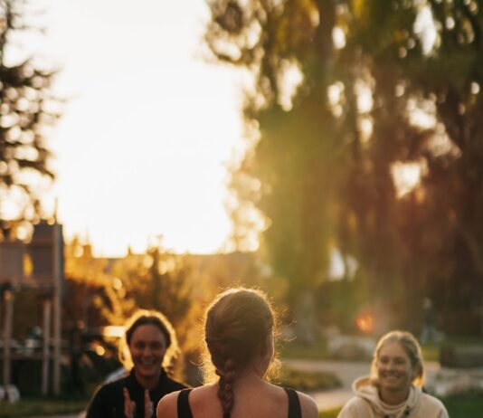 변화하는 여성 건강관리, 일상 속 작은 실천이 큰 변화를 부른다 a group of people sitting on top of a lush green field