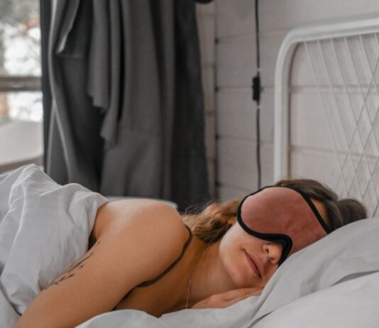 ‘숙면이 건강을 지킨다’… 일상 속 실천할 수 있는 수면 루틴 화제 a woman lying in a bed