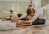 필라테스, 일상 속 작은 실천으로 건강한 몸과 마음을 챙기다 a group of people doing yoga in a room