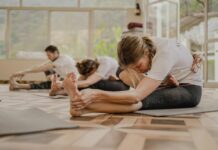 필라테스, 일상 속 작은 실천으로 건강한 몸과 마음을 챙기다 a group of people doing yoga in a room
